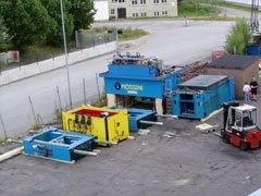 Demonterade pressdelar uppställda på gården inför transport
